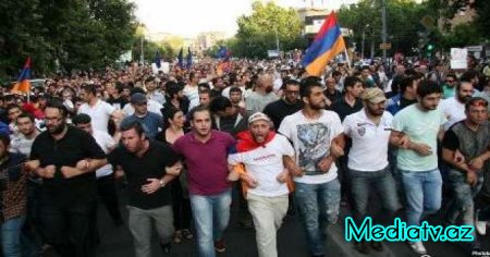 Ermənistanda mitinq davam edir - VİDEO
