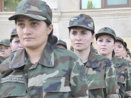 Azərbaycanda qızlar da orduya yazıldılar - VİDEO