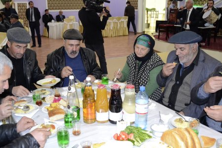 Alı Alıyev Həmrəylik Günü və Yeni il münasibətilə məcburi köçkünlərlə görüş keçirib- FOTOLAR