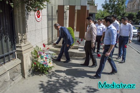 Nərimanov rayon gəncləri Türkiyədə baş verən terror hadisəsi qurbanlarının xatirəsini yad ediblər - FOTOLAR
