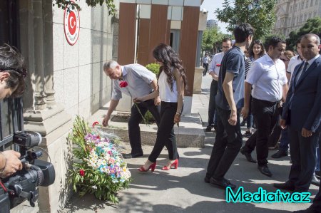 Nərimanov rayon gəncləri Türkiyədə baş verən terror hadisəsi qurbanlarının xatirəsini yad ediblər - FOTOLAR