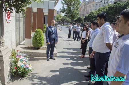 Nərimanov rayon gəncləri Türkiyədə baş verən terror hadisəsi qurbanlarının xatirəsini yad ediblər - FOTOLAR