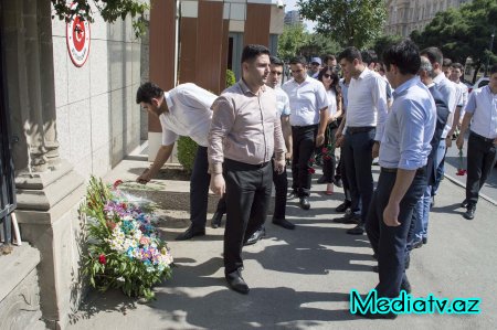 Nərimanov rayon gəncləri Türkiyədə baş verən terror hadisəsi qurbanlarının xatirəsini yad ediblər - FOTOLAR