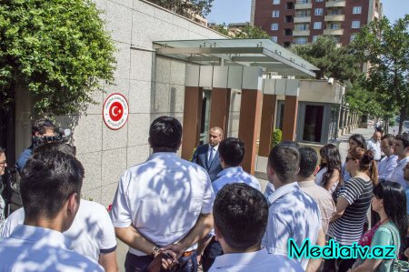 Nərimanov rayon gəncləri Türkiyədə baş verən terror hadisəsi qurbanlarının xatirəsini yad ediblər - FOTOLAR