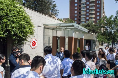 Nərimanov rayon gəncləri Türkiyədə baş verən terror hadisəsi qurbanlarının xatirəsini yad ediblər - FOTOLAR