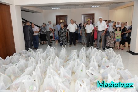 Müqəddəs Ramazan bayramı ərəfəsində Nəsimi rayonunda imkansız ailələrə bayram payları təqdim olunmuşdur - FOTOLAR