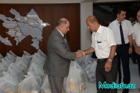 Müqəddəs Ramazan bayramı ərəfəsində Nəsimi rayonunda imkansız ailələrə bayram payları təqdim olunmuşdur - FOTOLAR