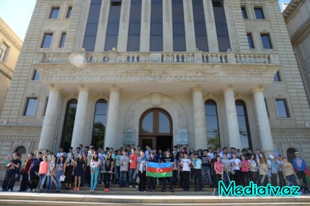 Nəsimi rayon məktəbliləri Qəbələ rayonunda sərhəd zastavasının bazasında “Sərhədçi” yay istirahət düşərgəsinə yola düşdülər - FOTOLAR