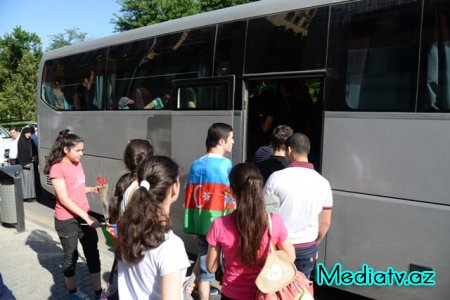 Nəsimi rayon məktəbliləri Qəbələ rayonunda sərhəd zastavasının bazasında “Sərhədçi” yay istirahət düşərgəsinə yola düşdülər - FOTOLAR