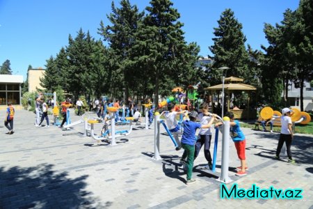 Nəsimi rayonunda Azərbaycanın Milli Qəhrəmanı Asif Məhərrəmovun adını daşıyan  küçədə yerləşən park əsaslı təmirdən sonra istifadəyə verilmişdir - FOTOLAR