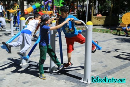 Nəsimi rayonunda Azərbaycanın Milli Qəhrəmanı Asif Məhərrəmovun adını daşıyan  küçədə yerləşən park əsaslı təmirdən sonra istifadəyə verilmişdir - FOTOLAR