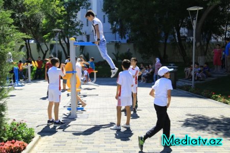 Nəsimi rayonunda Azərbaycanın Milli Qəhrəmanı Asif Məhərrəmovun adını daşıyan  küçədə yerləşən park əsaslı təmirdən sonra istifadəyə verilmişdir - FOTOLAR