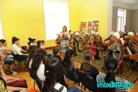 Nəsimi rayon məktəblilərinin yay tətili günlərinin səmərəli keçirilməsi ilə bağlı muzeylərə ekskursiyaları təşkil edilmişdir - FOTOLAR
