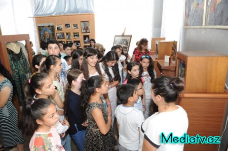 Nəsimi rayon məktəblilərinin yay tətili günlərinin səmərəli keçirilməsi ilə bağlı muzeylərə ekskursiyaları təşkil edilmişdir - FOTOLAR