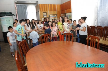 Nəsimi rayon məktəblilərinin yay tətili günlərinin səmərəli keçirilməsi ilə bağlı muzeylərə ekskursiyaları təşkil edilmişdir - FOTOLAR