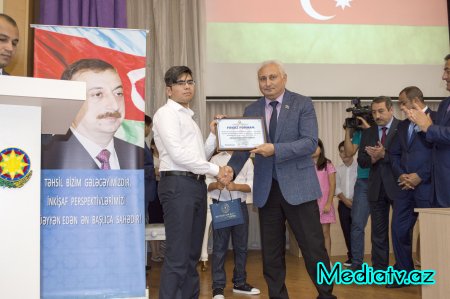 Nərimanovda ali təhsil müəssisələrinə qəbul olunmuş tələbələrlə rayon rəhbərliyi və ictimaiyyətinin görüşü keçirilib - FOTOLAR