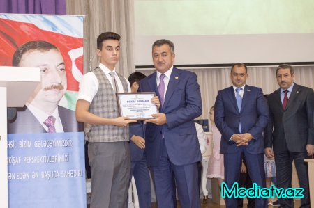 Nərimanovda ali təhsil müəssisələrinə qəbul olunmuş tələbələrlə rayon rəhbərliyi və ictimaiyyətinin görüşü keçirilib - FOTOLAR