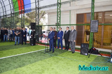 Nərimanov rayonunda yeni inşa olunmuş mini futbol stadionun açılışı keçirilib - FOTOLAR