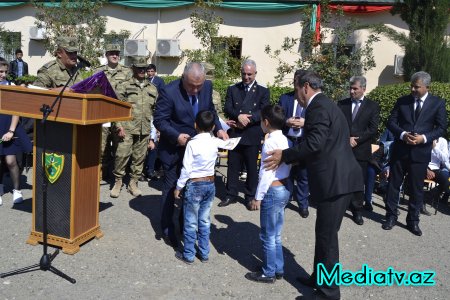 Alı Alıyev ön xəttdə xidmət edən əsgərlərlə görüşüb - FOTOLAR