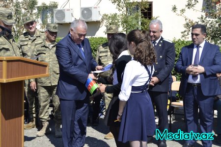 Alı Alıyev ön xəttdə xidmət edən əsgərlərlə görüşüb - FOTOLAR