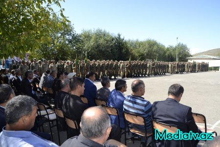 Alı Alıyev ön xəttdə xidmət edən əsgərlərlə görüşüb - FOTOLAR