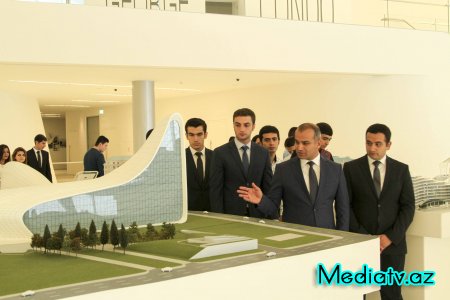 Nərimanov rayon rəhbərliyi və rayon gəncləri Heydər Əliyev Mərkəzini ziyarət etmişlər - FOTOLAR