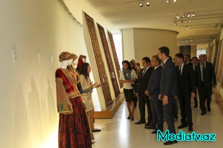 Nərimanov rayon rəhbərliyi və rayon gəncləri Heydər Əliyev Mərkəzini ziyarət etmişlər - FOTOLAR