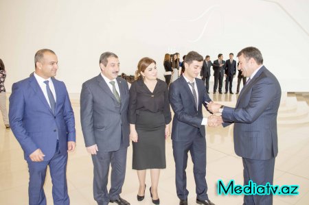 Nərimanov rayon rəhbərliyi və rayon gəncləri Heydər Əliyev Mərkəzini ziyarət etmişlər - FOTOLAR