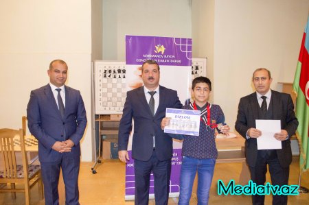 Nərimanovda Dövlət Müstəqilliyinin 25 illiyinə həsr olunmuş məktəblilərarasında şahmat turniri keçirilib - FOTOLAR