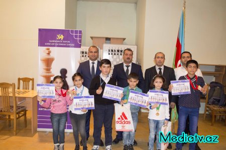 Nərimanovda Dövlət Müstəqilliyinin 25 illiyinə həsr olunmuş məktəblilərarasında şahmat turniri keçirilib - FOTOLAR
