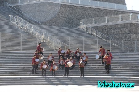 Nəsimi rayonunda Bayraq gününə həsr edilmiş yürüş keçirilib - FOTOLAR