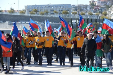 Nəsimi rayonunda Bayraq gününə həsr edilmiş yürüş keçirilib - FOTOLAR