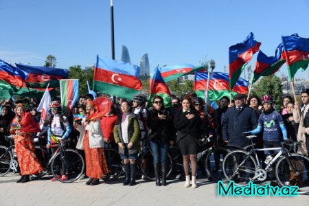 Nəsimi rayonunda Bayraq gününə həsr edilmiş yürüş keçirilib - FOTOLAR