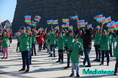 Nəsimi rayonunda Bayraq gününə həsr edilmiş yürüş keçirilib - FOTOLAR