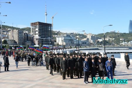 Nəsimi rayonunda Bayraq gününə həsr edilmiş yürüş keçirilib - FOTOLAR