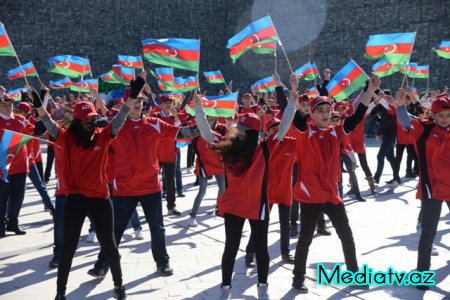 Nəsimi rayonunda Bayraq gününə həsr edilmiş yürüş keçirilib - FOTOLAR