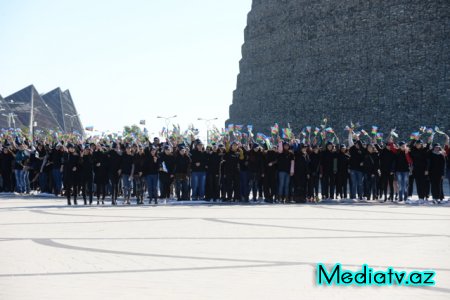 Nəsimi rayonunda Bayraq gününə həsr edilmiş yürüş keçirilib - FOTOLAR
