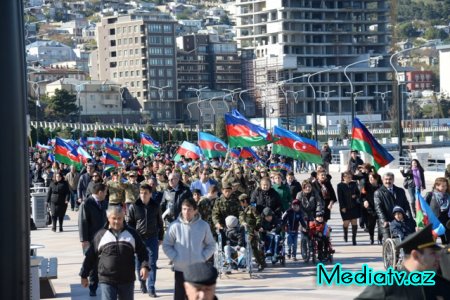 Nəsimi rayonunda Bayraq gününə həsr edilmiş yürüş keçirilib - FOTOLAR