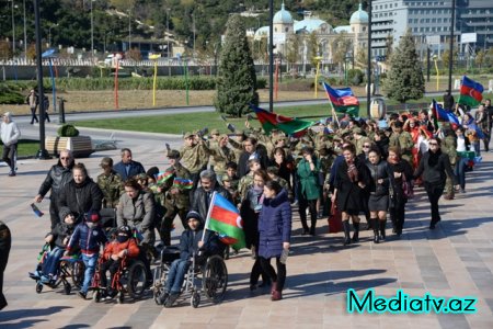 Nəsimi rayonunda Bayraq gününə həsr edilmiş yürüş keçirilib - FOTOLAR