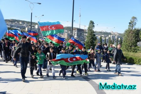 Nəsimi rayonunda Bayraq gününə həsr edilmiş yürüş keçirilib - FOTOLAR