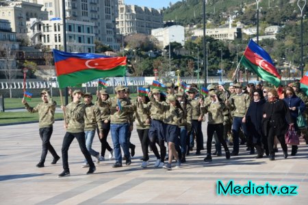 Nəsimi rayonunda Bayraq gününə həsr edilmiş yürüş keçirilib - FOTOLAR