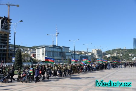 Nəsimi rayonunda Bayraq gününə həsr edilmiş yürüş keçirilib - FOTOLAR