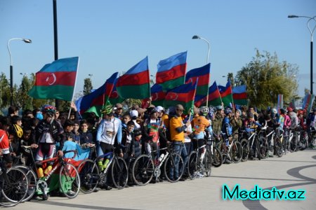 Nəsimi rayonunda Bayraq gününə həsr edilmiş yürüş keçirilib - FOTOLAR