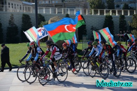 Nəsimi rayonunda Bayraq gününə həsr edilmiş yürüş keçirilib - FOTOLAR