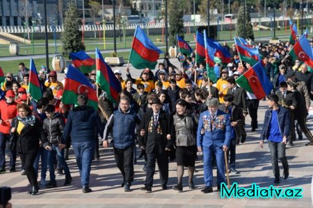Nəsimi rayonunda Bayraq gününə həsr edilmiş yürüş keçirilib - FOTOLAR