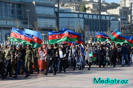 Nəsimi rayonunda Bayraq gününə həsr edilmiş yürüş keçirilib - FOTOLAR