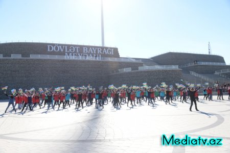 Nəsimi rayonunda Bayraq gününə həsr edilmiş yürüş keçirilib - FOTOLAR