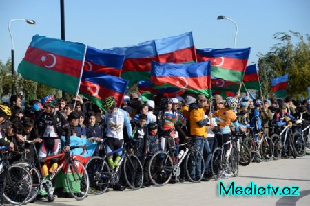 Nəsimi rayonunda Bayraq gününə həsr edilmiş yürüş keçirilib - FOTOLAR