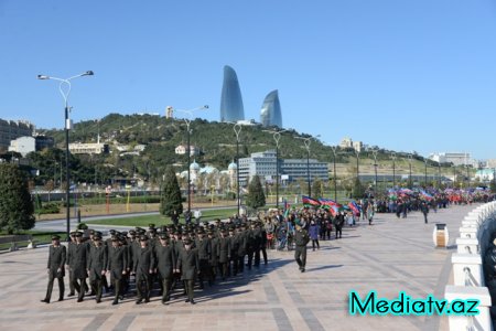 Nəsimi rayonunda Bayraq gününə həsr edilmiş yürüş keçirilib - FOTOLAR