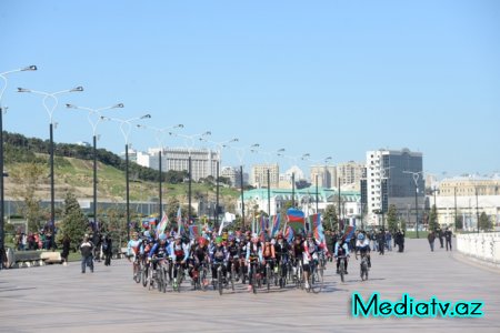Nəsimi rayonunda Bayraq gününə həsr edilmiş yürüş keçirilib - FOTOLAR